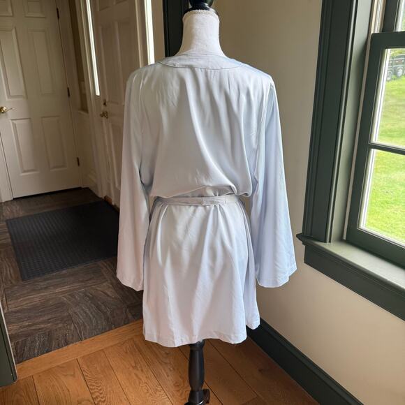 Plum Pretty Sugar Satin Robe SZ M/L Ice Blue Bridal Sexy Wrap Bathrobe Lounge - Picture 2 of 5